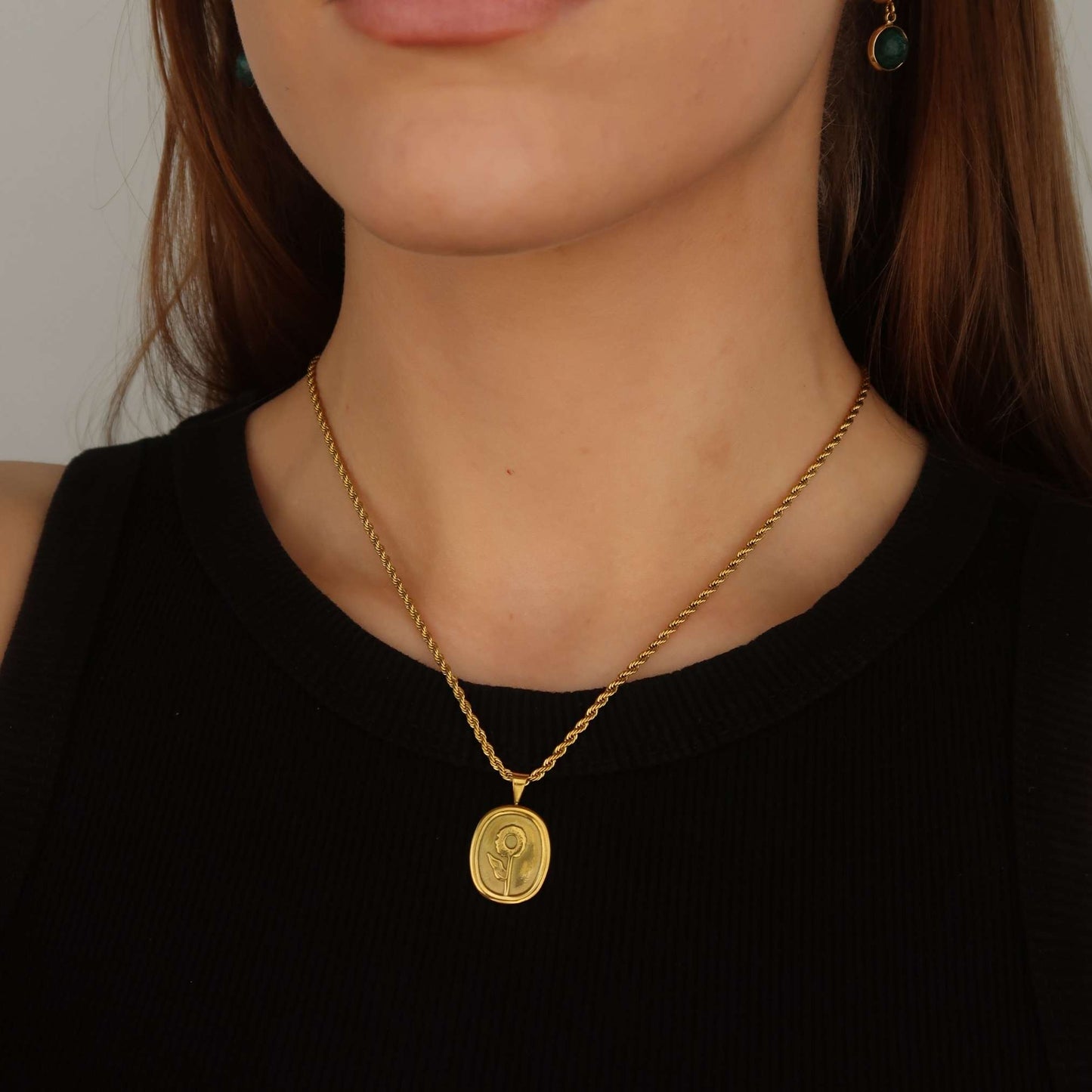Rich Oval Flower Necklace - Gold Plated Stainless Steel Twist Chain