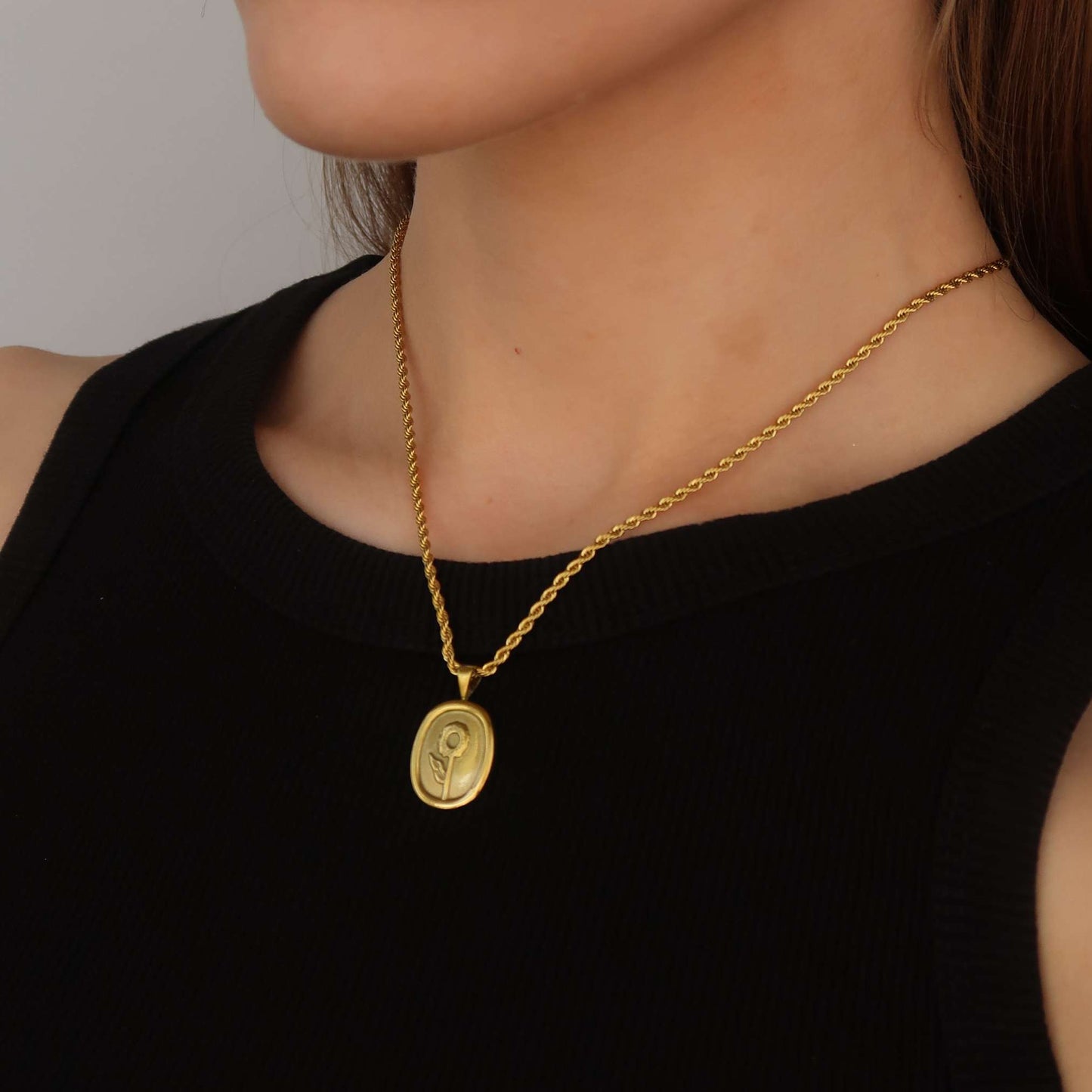 Rich Oval Flower Necklace - Gold Plated Stainless Steel Twist Chain